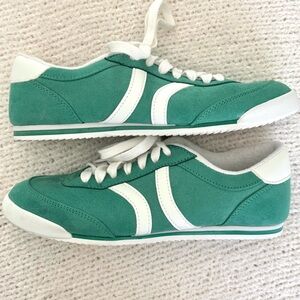 Madden NYC Low Top Emerald Suede Sneaker 7M